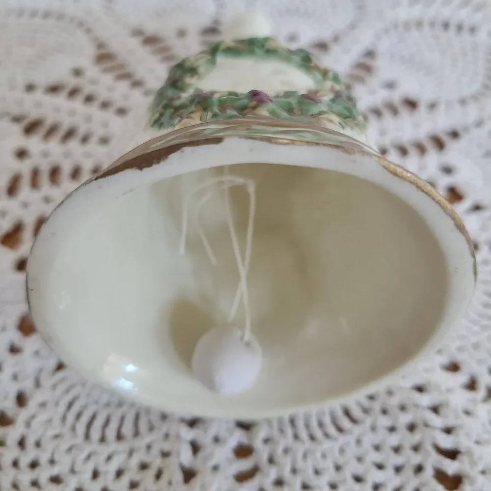 Porcelain Ceramic Christmas Holiday Wreath Bell Hand Bell Gold Accents Vintage
